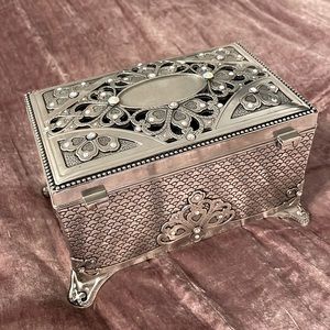 Anastasia Clover Music Box